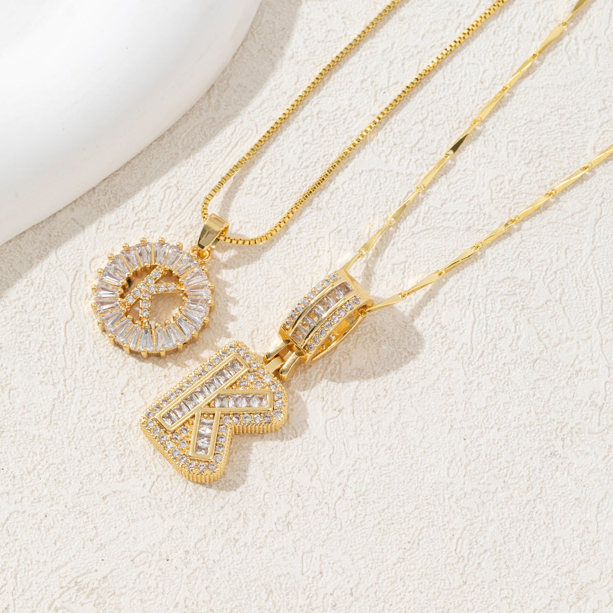 Signature Initialen Ketten Set für Damen – modisches Halsketten Duo mit Buchstaben Anhänger – personalisierbarer Damen Schmuck im minimalistischen Design für individuelle, elegante Looks