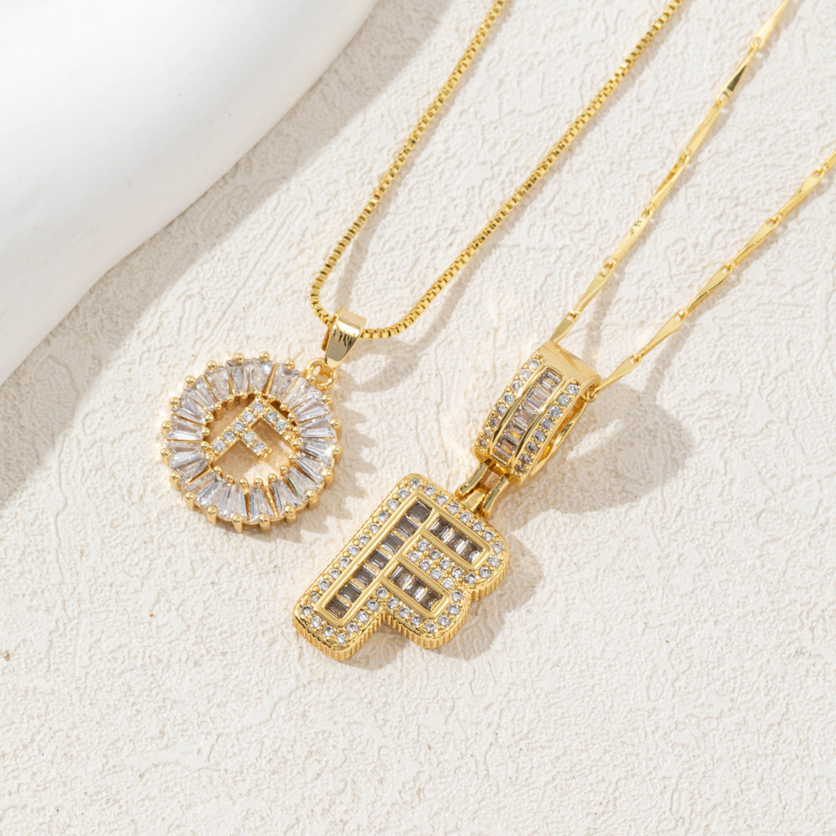 Signature Initialen Ketten Set für Damen – modisches Halsketten Duo mit Buchstaben Anhänger – personalisierbarer Damen Schmuck im minimalistischen Design für individuelle, elegante Looks