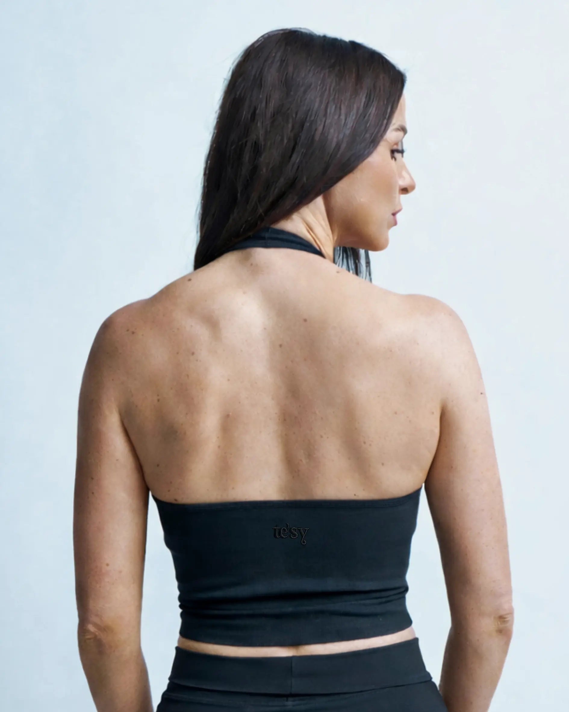 te'sy schwarzes Damen Halter-Top Rückenansicht – offener Rücken Activewear Crop Top im Fashion Style