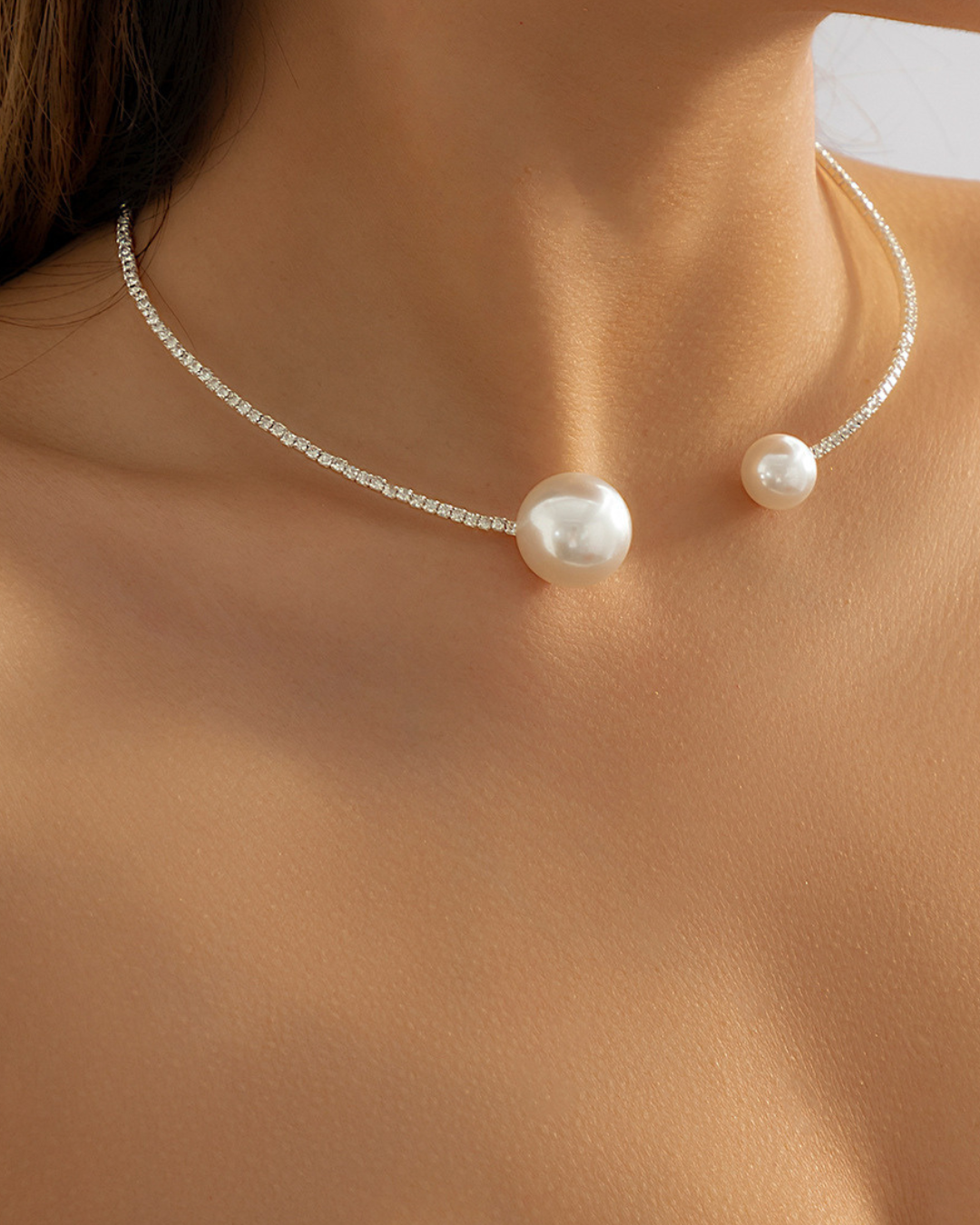 Perlen Schmuck Set für Damen – Halskette, Ohrringe und Armband mit funkelnden Kristallsteinen und klassischen Perlen – eleganter Damen Schmuck für einen zeitlosen, edlen Look