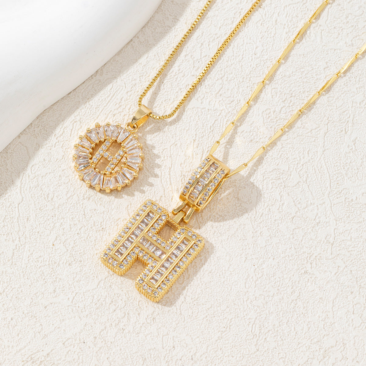 Signature Initialen Ketten Set für Damen – modisches Halsketten Duo mit Buchstaben Anhänger – personalisierbarer Damen Schmuck im minimalistischen Design für individuelle, elegante Looks
