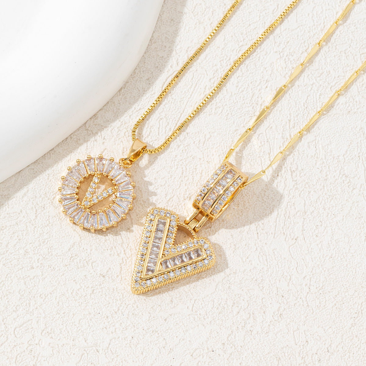 Signature Initialen Ketten Set für Damen – modisches Halsketten Duo mit Buchstaben Anhänger – personalisierbarer Damen Schmuck im minimalistischen Design für individuelle, elegante Looks