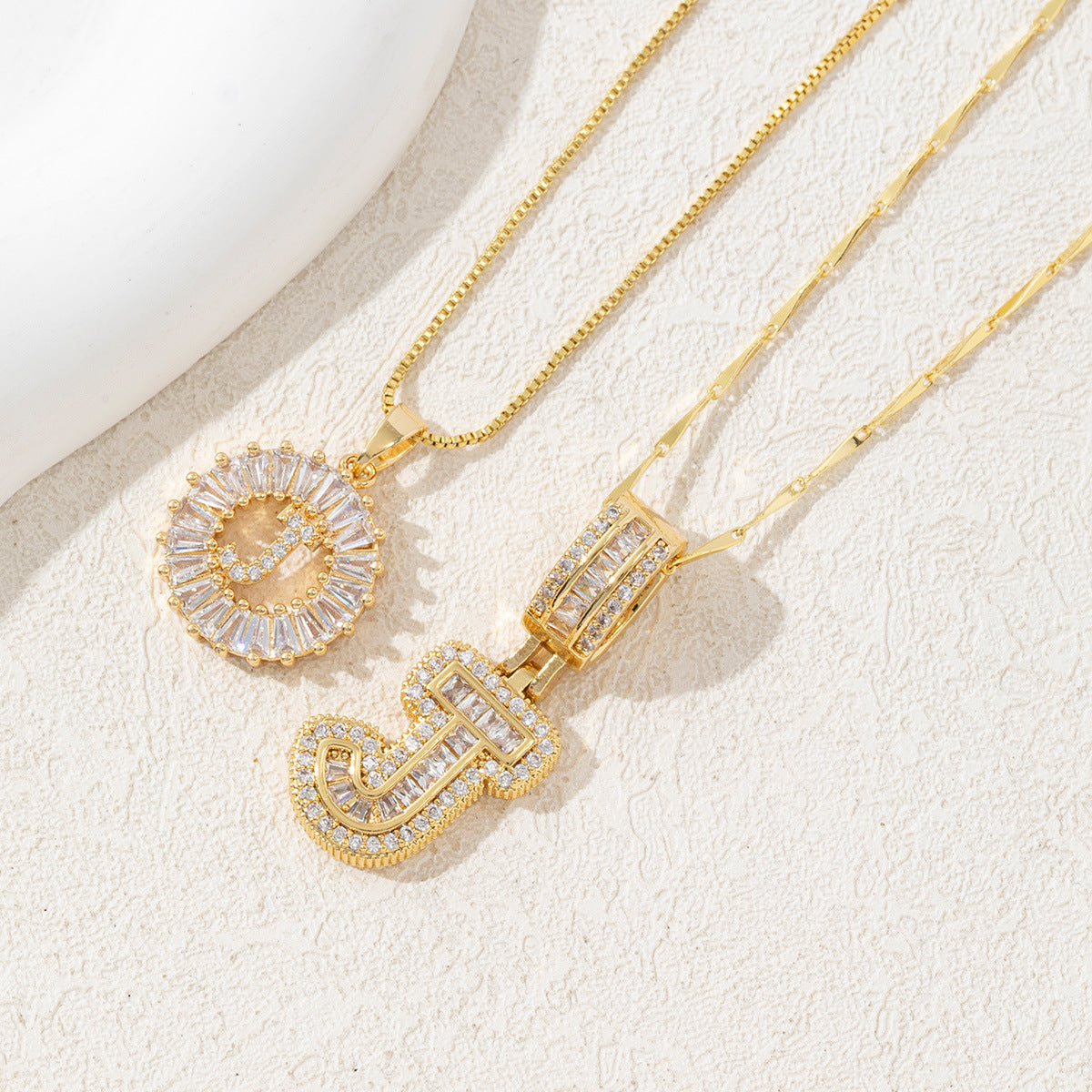 Signature Initialen Ketten Set für Damen – modisches Halsketten Duo mit Buchstaben Anhänger – personalisierbarer Damen Schmuck im minimalistischen Design für individuelle, elegante Looks