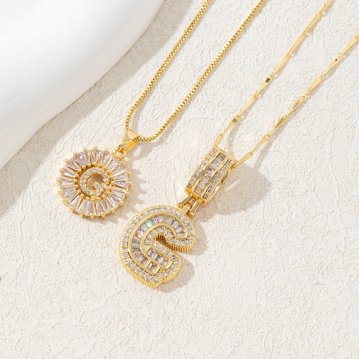 Signature Initialen Ketten Set für Damen – modisches Halsketten Duo mit Buchstaben Anhänger – personalisierbarer Damen Schmuck im minimalistischen Design für individuelle, elegante Looks