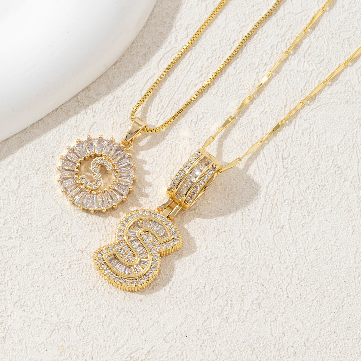 Signature Initialen Ketten Set für Damen – modisches Halsketten Duo mit Buchstaben Anhänger – personalisierbarer Damen Schmuck im minimalistischen Design für individuelle, elegante Looks