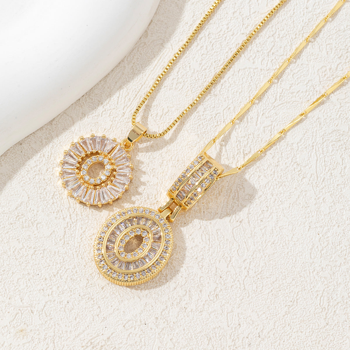 Signature Initialen Ketten Set für Damen – modisches Halsketten Duo mit Buchstaben Anhänger – personalisierbarer Damen Schmuck im minimalistischen Design für individuelle, elegante Looks