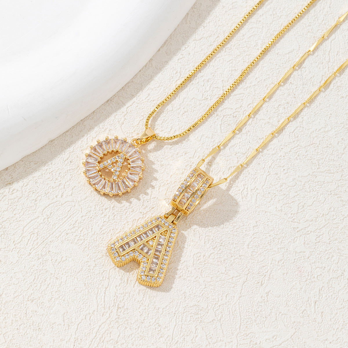 Signature Initialen Ketten Set für Damen – modisches Halsketten Duo mit Buchstaben Anhänger – personalisierbarer Damen Schmuck im minimalistischen Design für individuelle, elegante Looks